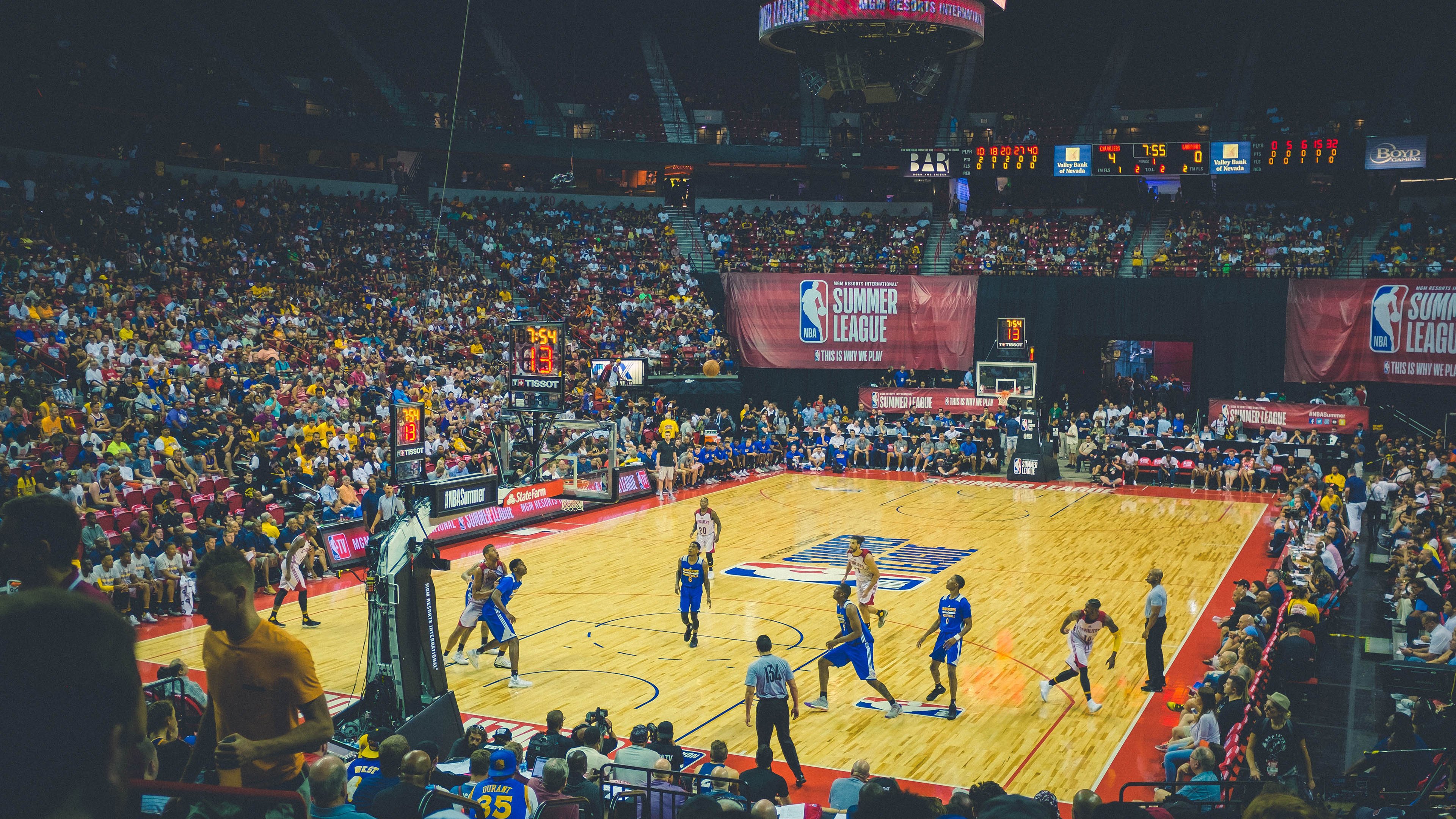 广告商争相抢占曝光机会，助威搅动球迷狂热，请问广告